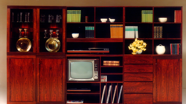 Reolsystem i brunt træ