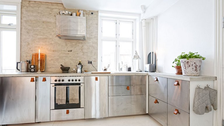 Josefine vendte op og ned på kærestens lejlighed