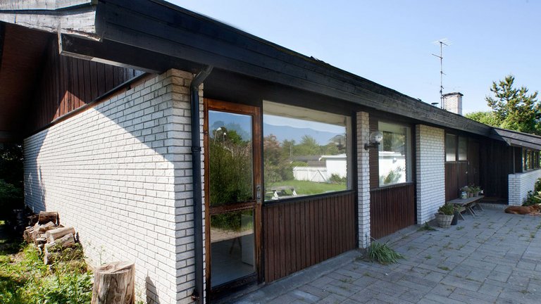 Brun 1970’er-parcel uden på – hvid romantik indeni