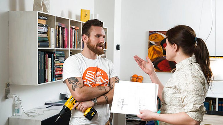 Kunde skælder håndværker ud for dårligt arbejde med mangler