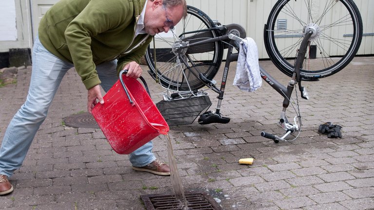 Må du hælde brugt sæbevand i kloakken?