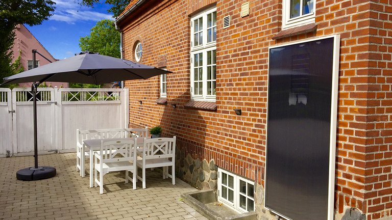 Luftsolfanger monteret på en ydervæg