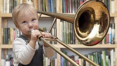 Støj fra barn, der spiller trompet
