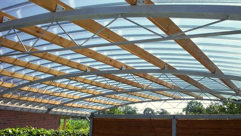 Plastiktag på carport