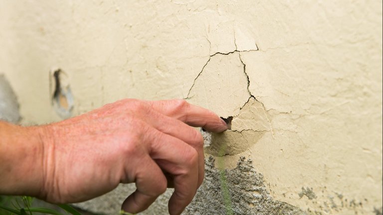 Revner i facaden tæt på soklen. 