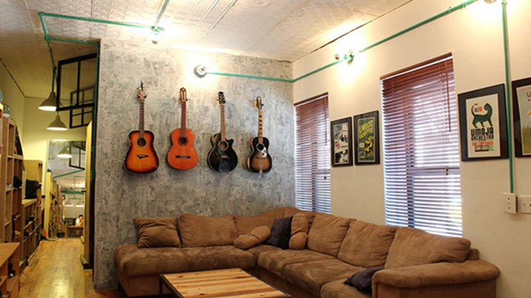 Fra kedelig etværelses til kreativ delelejlighed med plads til gæster