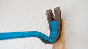 Brug koben – uden at få trykmærker i væggen