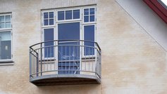 Pudset gavl med vinduer og altan