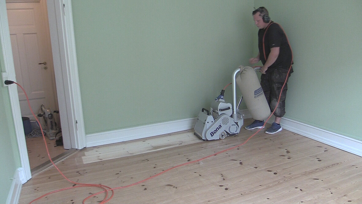 mand sliber trægulv med gulvafsliber