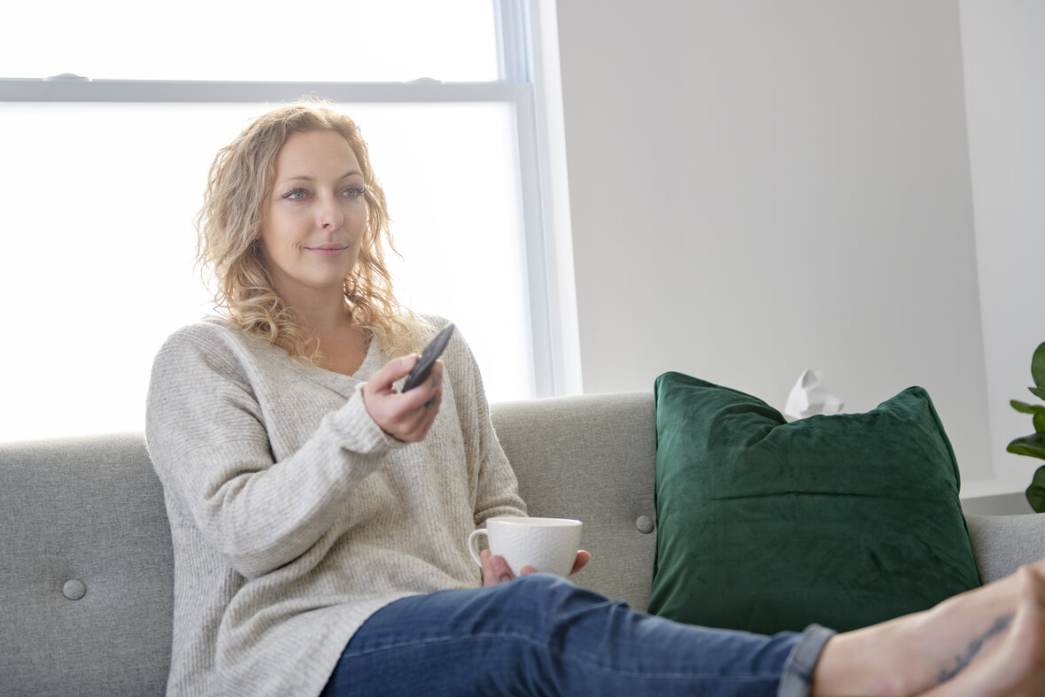 kvinde ser tv og slukker