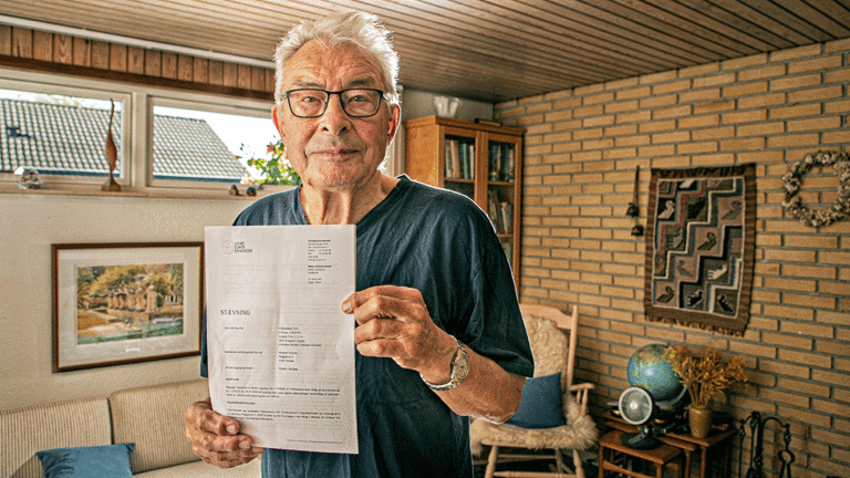 Mogens Nielsen med den stævning, som elselskabet Velkommen har sendt