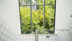 Ovenlysvindue i skrå væg