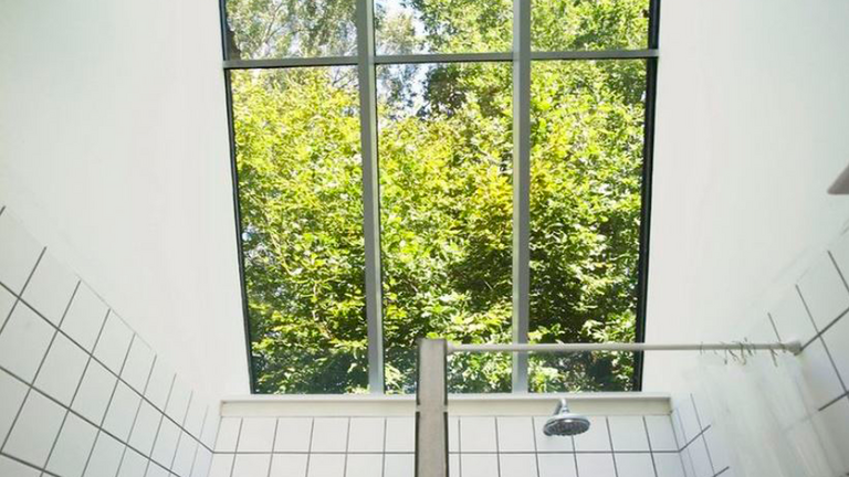 Ovenlysvindue i skrå væg