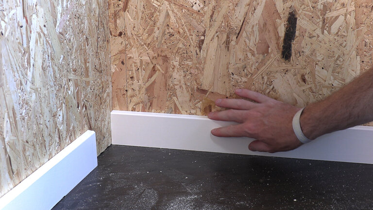 Sådan sætter du fodpaneler op