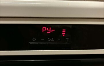 Der står ”Pyr” på ovnens display
