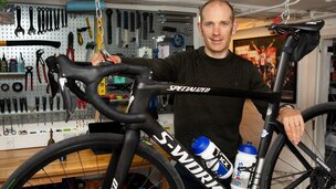 Michael Mørkøv med cykel i sin cykelkælder