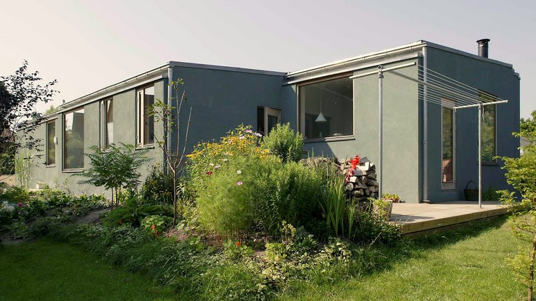 Lavenergihus bygget af teglblokke