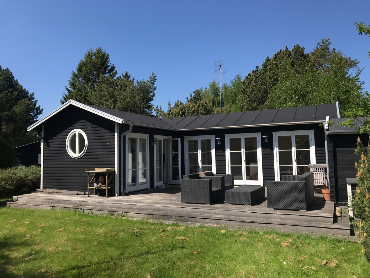 sort træsommerhus