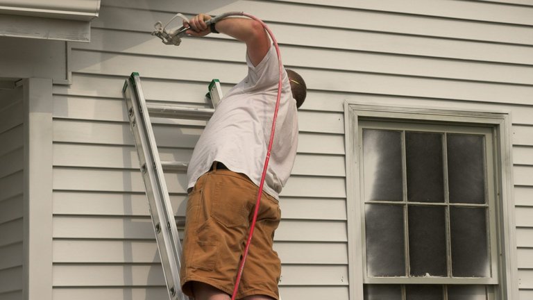 Hvad er bedst at male med - pensel eller sprøjtepistol?
