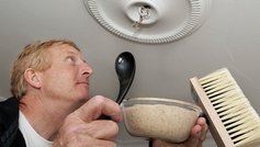 Hvordan renser du maling og kalk væk fra et loft med stuk?