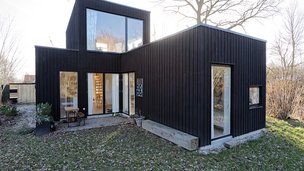 Nybygget og arkitekttegnet hus beliggende på en jordvold i Helsingør