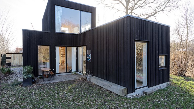 Nybygget og arkitekttegnet hus beliggende på en jordvold i Helsingør