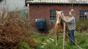 Julie Müller står ved sin hest