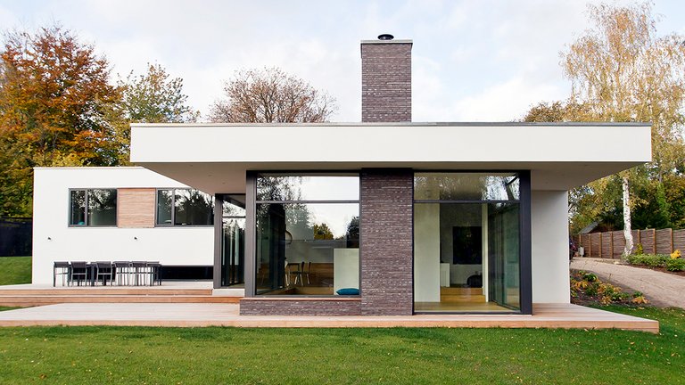 Moderne hus med fladt tag. Foto: Aarstiderne Arkitekter