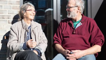 Marianne og Steen sidder på terrasse