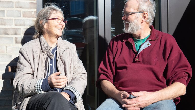 Marianne og Steen sidder på terrasse