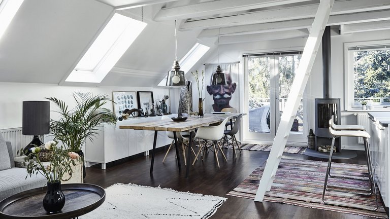 Det 3 meter lange plankebord er centralt i stuen