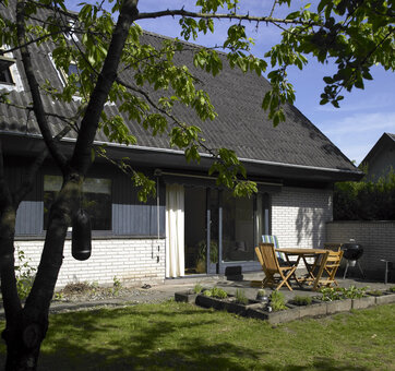 Parcelhus i to etager med taghældning
