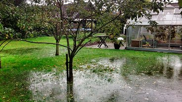 Hvad gør du, hvis vand fra naboens grund oversvømmer din have?