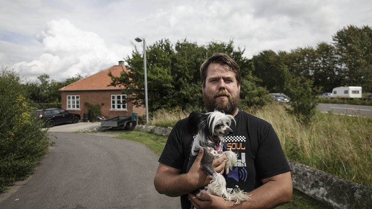 Dennis fandt sit drømmehus mellem motorvej og jernbane