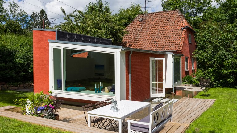 Tilbygning med glas og gennemsyn