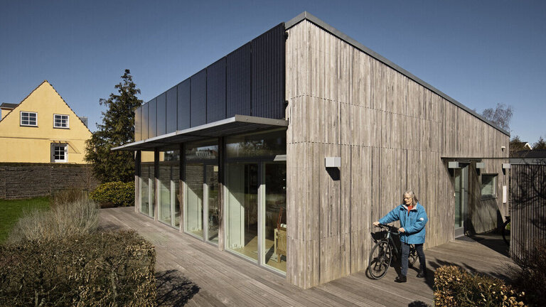 Inger indtænkte solceller fra starten af sit husbyggeri