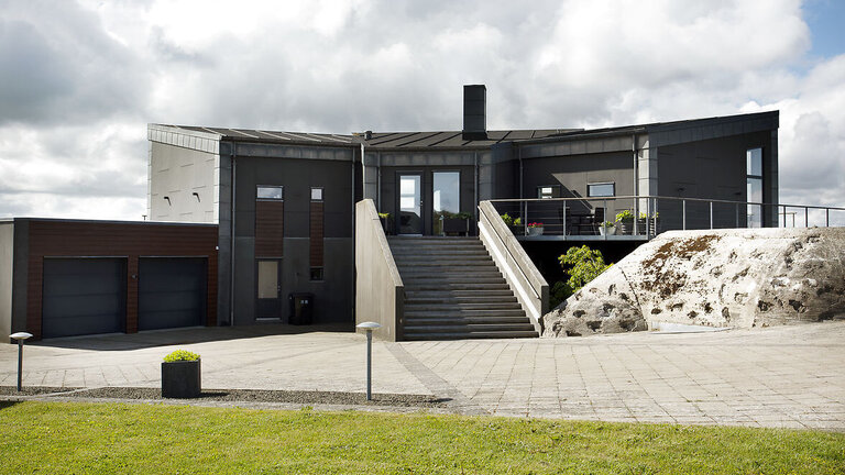 Bagsiden af huset med bunker og stor trappe til 1. sal