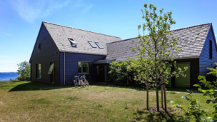 Ombygning af sommerhus med træ på facaden