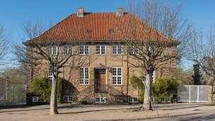 Stor murstensejendom i Bedre Byggeskik-stil