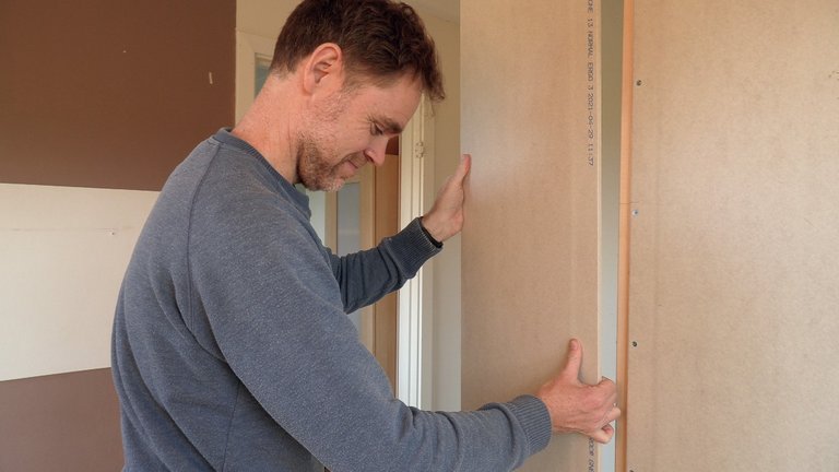 Mand bygger gipsvæg