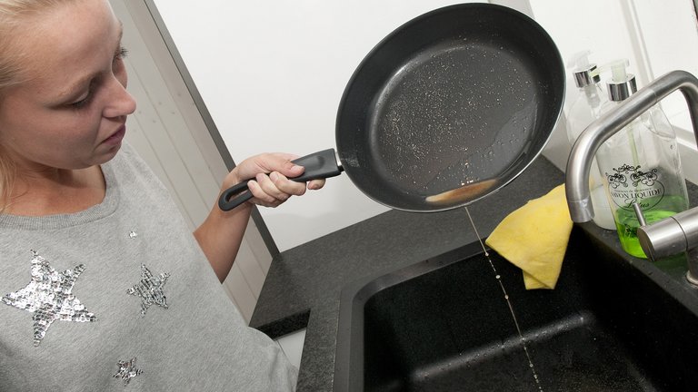 Hæld stegefedt i en mælkekarton i stedet for i håndvasken