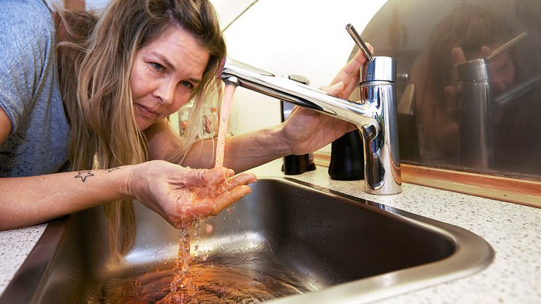 Kan du blive syg af rødbrunt vand fra vandhanen?