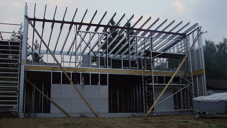 Lavenergihus bygget af stålskelet beklædt med plader