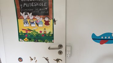 Lukket dør ind til et børneværelse