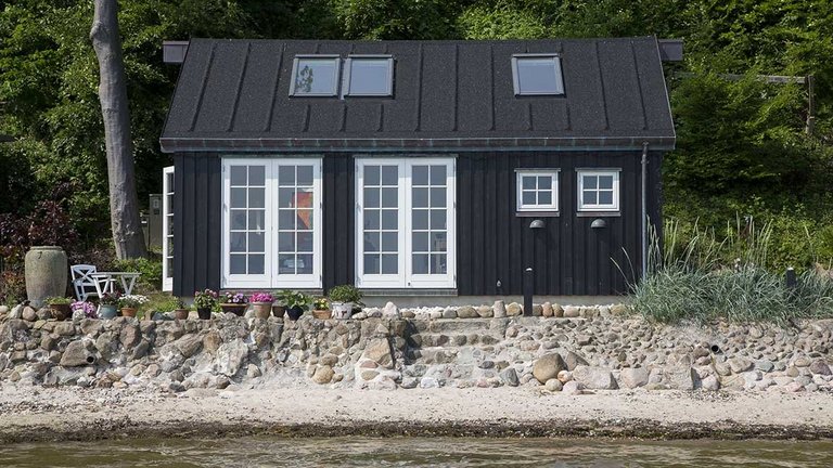 Fiskerhus i vandkanten ved Kolding Fjord
