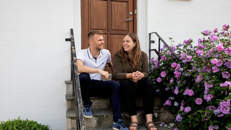 Par sidder foran ejet hus i Herning