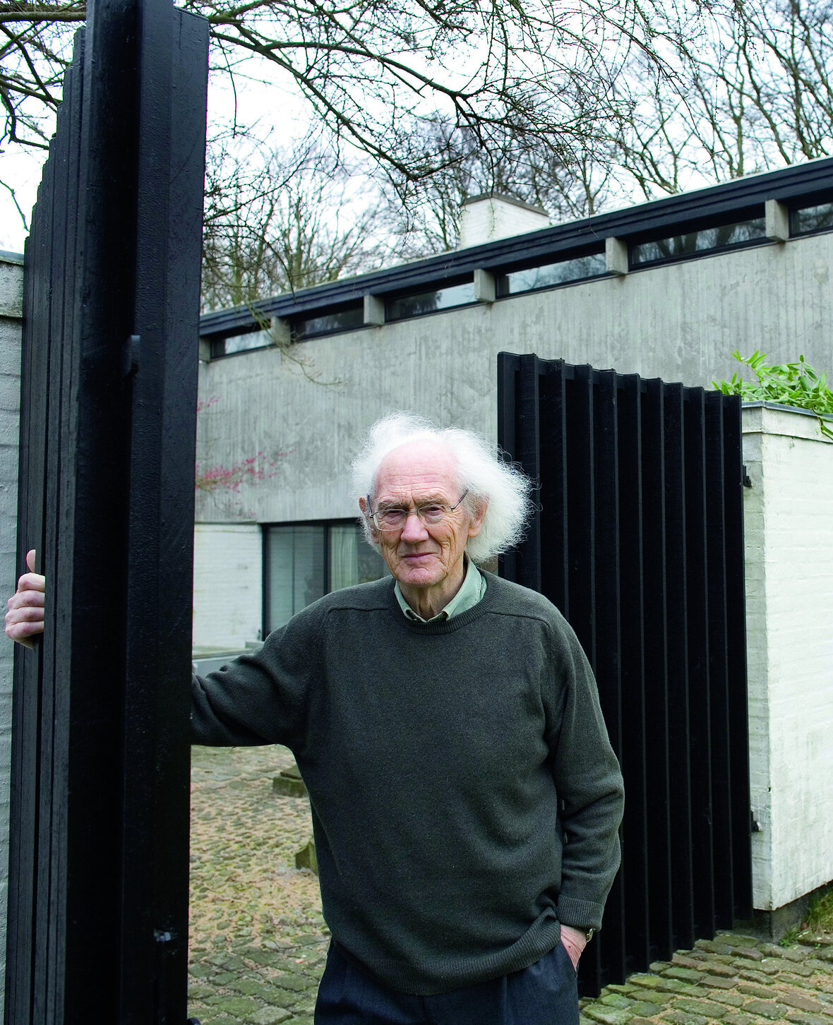 Arkitekt Knud Friis foran sit hus