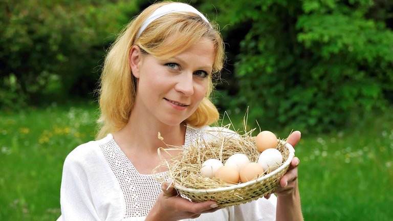 kvinde med æg i kurv