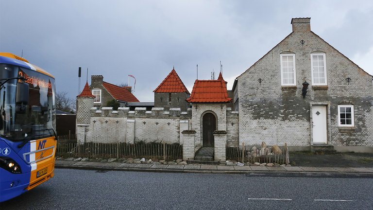 Vild ombygning: Fra parcelhus til ridderborg med tårne, borgmure og voldgrav