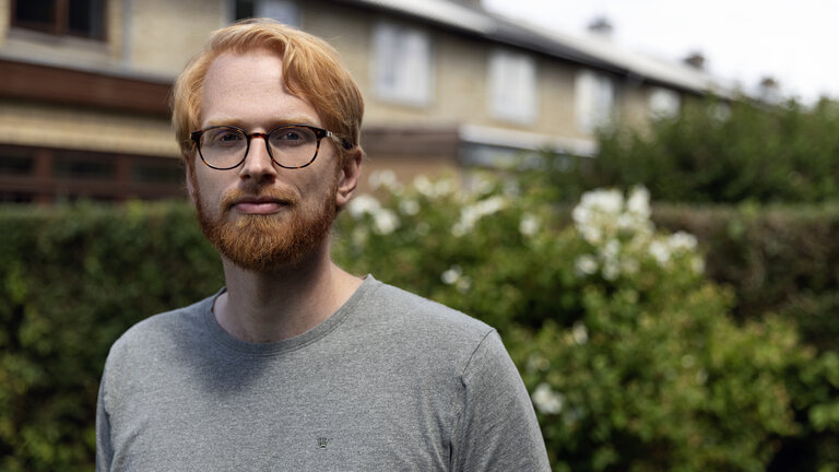 Johan Onslev foran sit hus